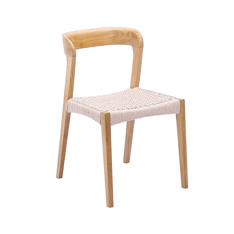 Silla de Madera con Base Tejida a Mano